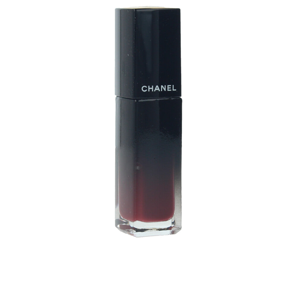 Sleek brown high-shine liquid lip lacquer, 6 ml tube, applicator wand