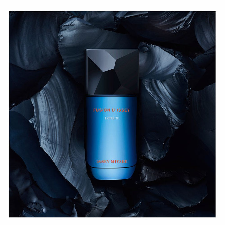 Deep-blue 50 ml bottle of woody-spiced Eau de Toilette for Man, FSC packaging