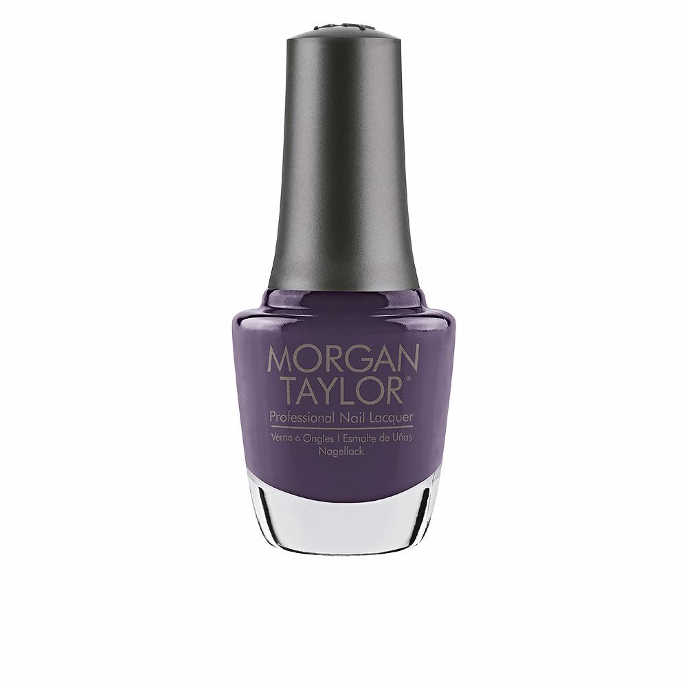 15 ml glass bottle of berry cream nail lacquer with curved brush depiction