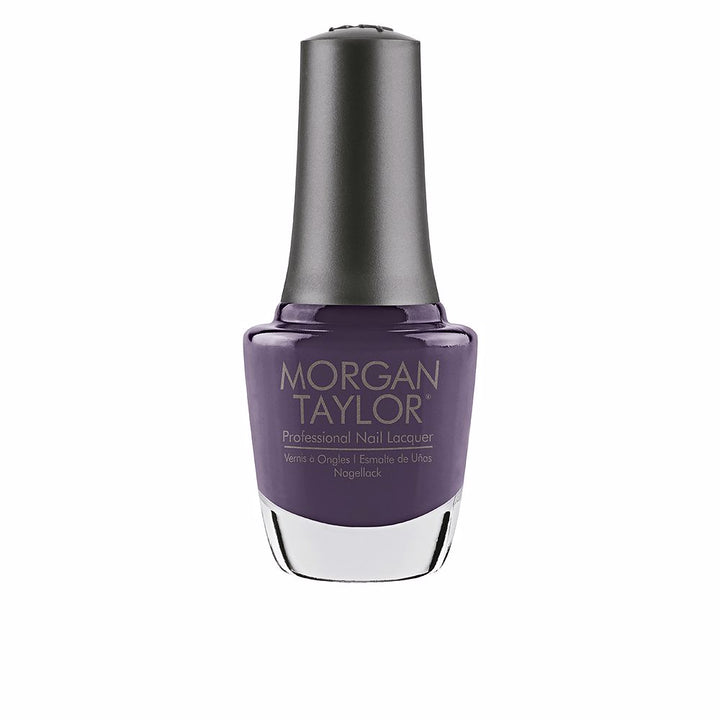 15 ml glass bottle of berry cream nail lacquer with curved brush depiction