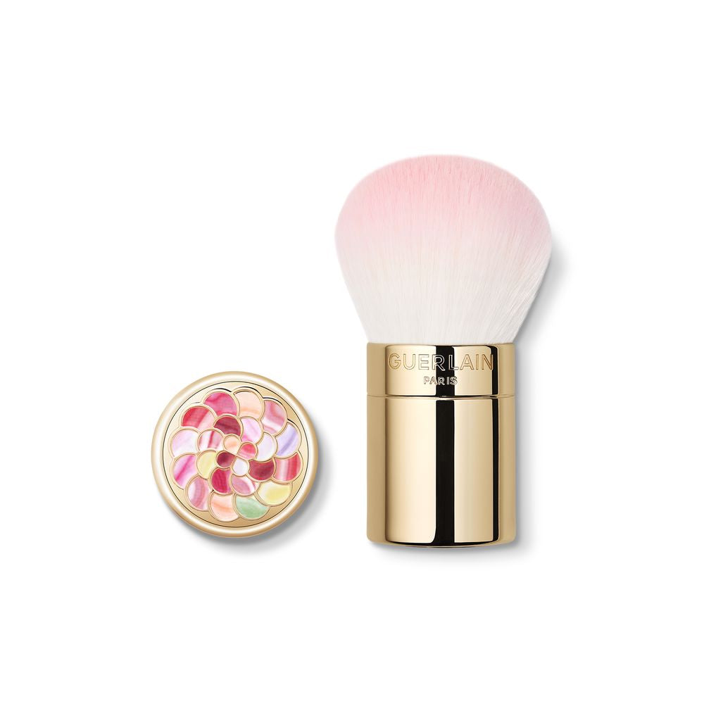 Brocha para polvos Guerlain Météorites de cerdas sintéticas, elegante y compacta