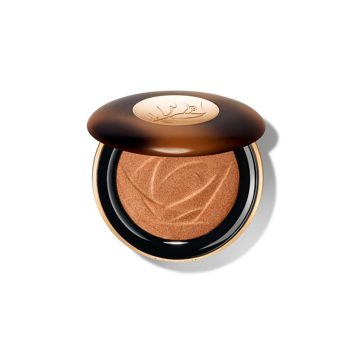 Compact 10 g luminous powder illuminator with warm copper glow shade