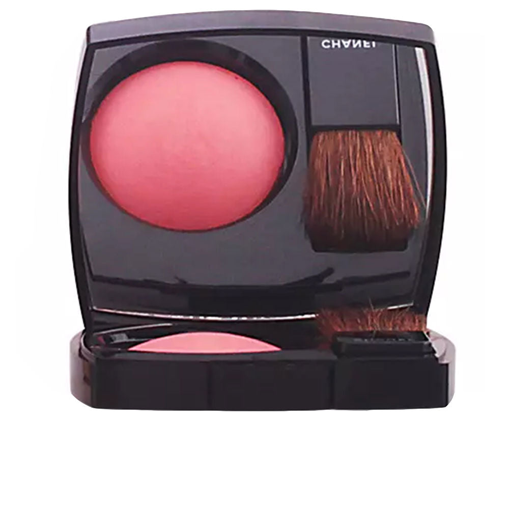 Compact silky powder blush in muted rose with natural‑hair brush, 4 g.
