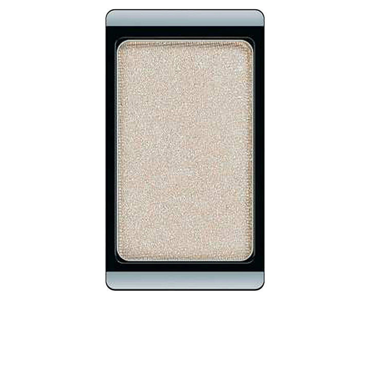 Single refillable pearl eyeshadow pan in satin beige, 0.8 g, unisex