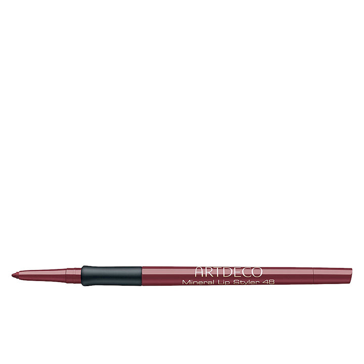Slim cherry-toned mineral cream lip liner with built-in sharpener, 0.4 g